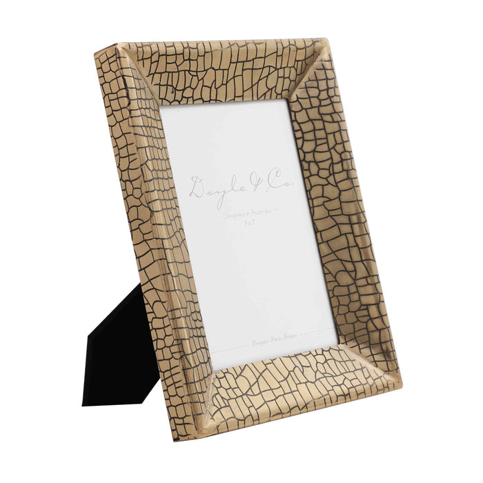 Aria Croc Art Frame – Unique Memory Showcase