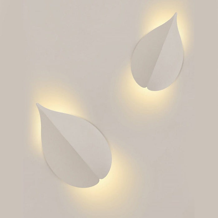 Leaf Shaped LED Wall Sconce Modern Organic Indoor Bedroom Hallway White Black | NordaLight