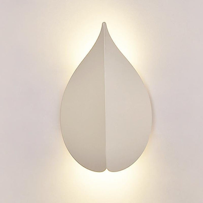 Leaf Shaped LED Wall Sconce Modern Organic Indoor Bedroom Hallway White Black | NordaLight