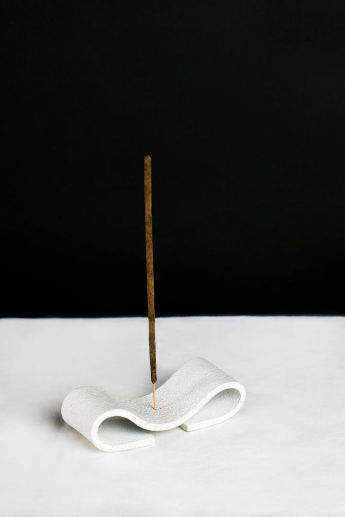 Onda Symmetrical Wave Iron Incense Stick Holder – Textured White