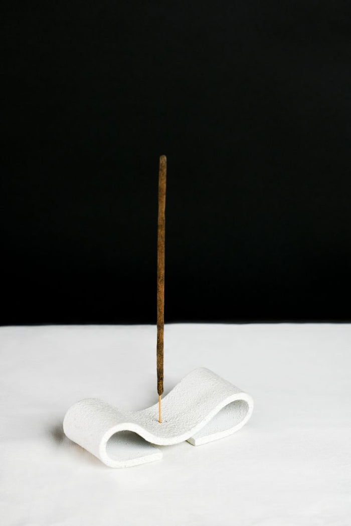 Onda Symmetrical Wave Iron Incense Stick Holder – Textured White