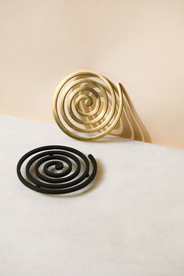 Spirale Concentric Coil Iron Trivet – Matte Black