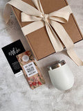 Gift box with Lizzard thermo tumbler, Winston & Julia 56% dark chocolate, and card, perfect for sustainable sipping and gifting.